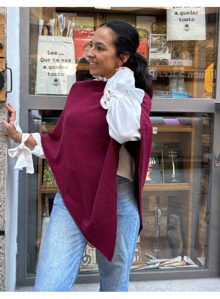 Poncho para invitada burdeos