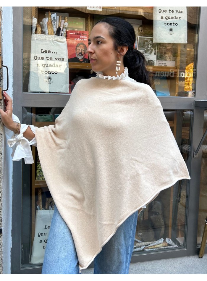 Poncho para invitada color crema