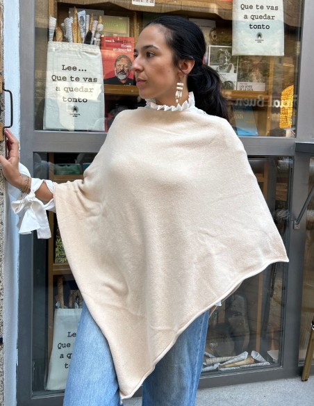 Cream-coloured poncho for wedding guests