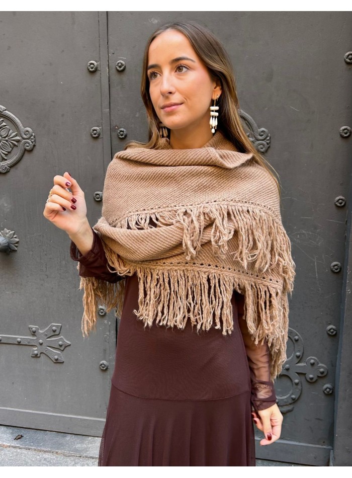 Poncho con flecos para invitada en camel