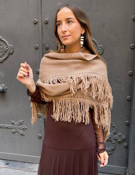 Poncho con flecos para invitada en camel
