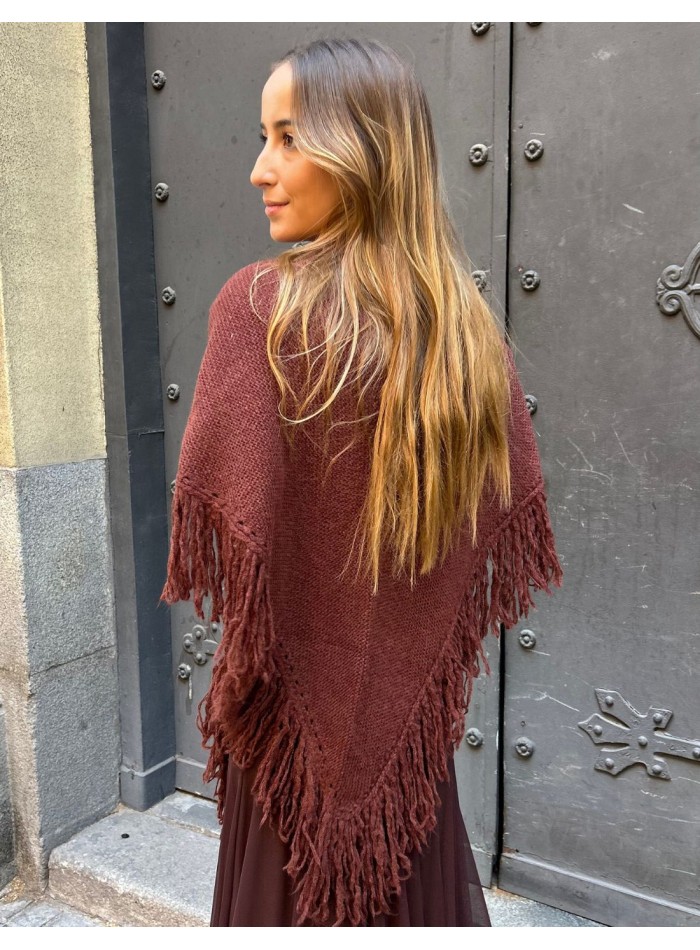 Poncho con flecos para invitada burdeos