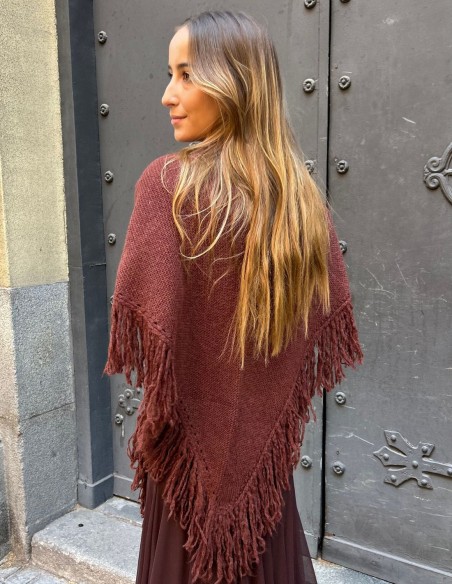 Poncho con flecos para invitada burdeos