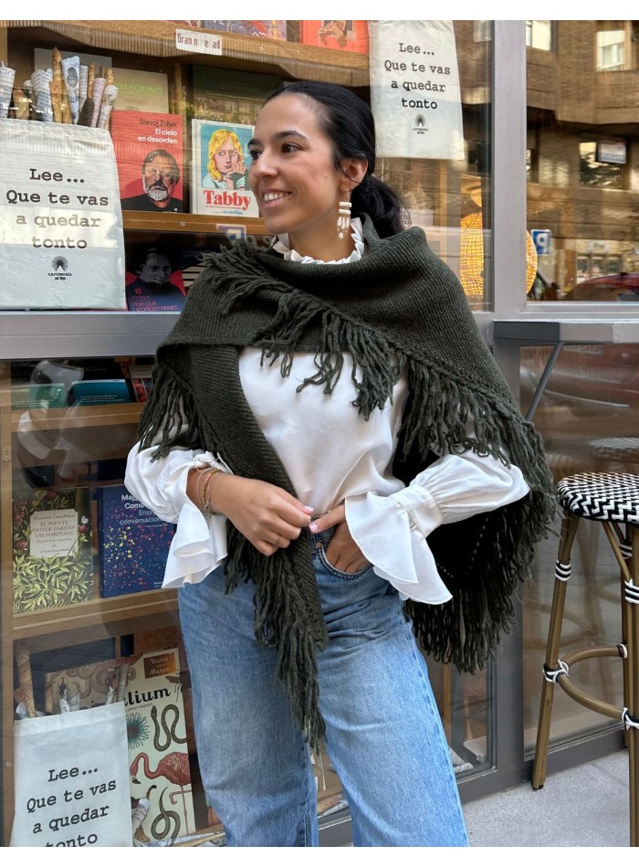 Poncho con flecos para invitada verde cacería