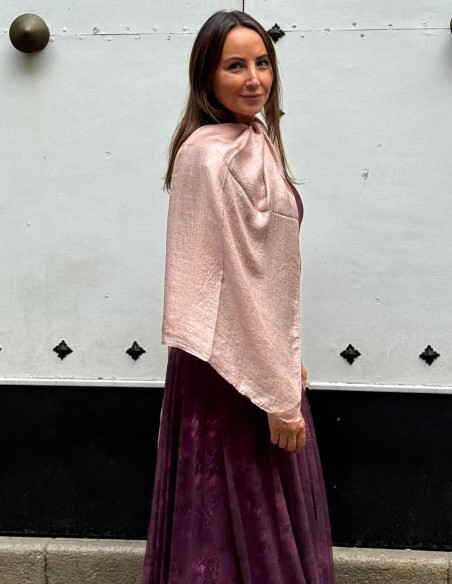 Chal para invitada con textura satinada rosa