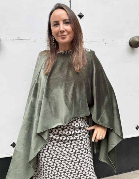 Capa de terciopelo verde oliva para invitada