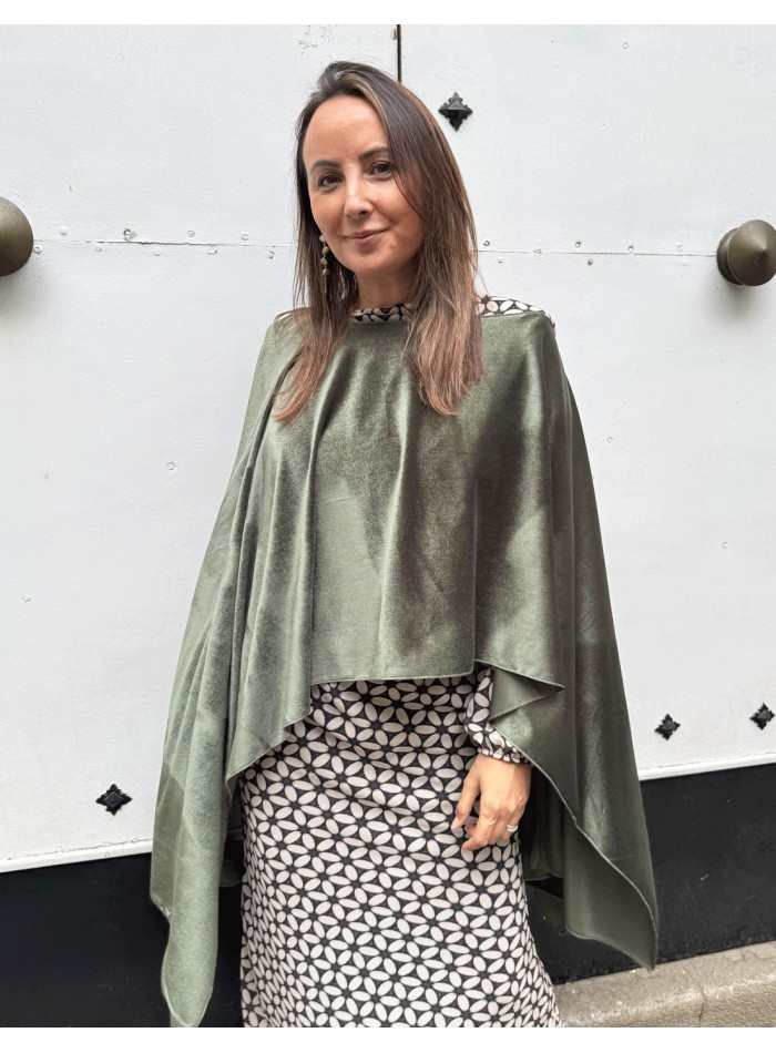 Capa de terciopelo verde oliva para invitada