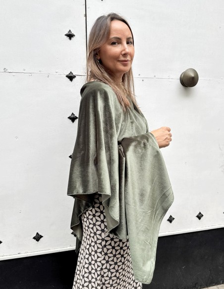 Cape en velours vert olive pour les invités