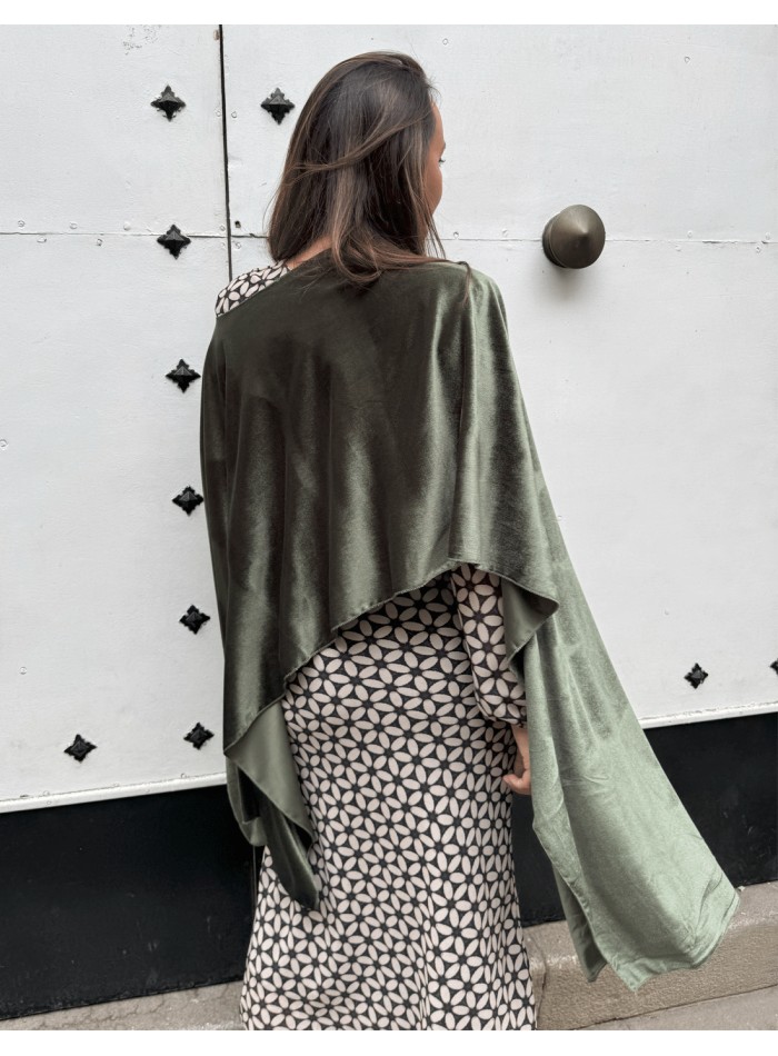 Capa de terciopelo verde oliva para invitada