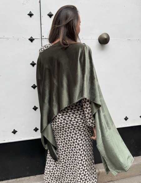 Cape en velours vert olive pour les invités