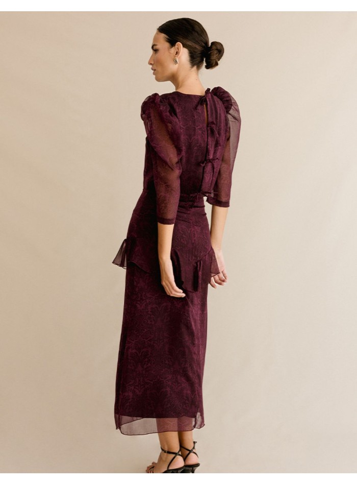 Conjunto blusa semitransparente y falda midi con volante para invitadas