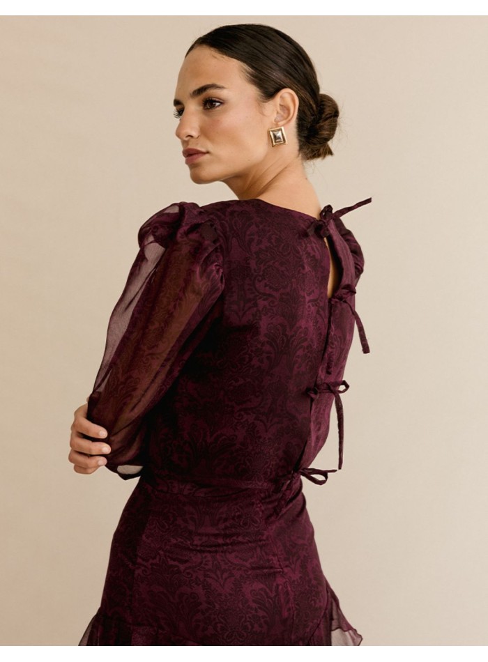 Conjunto blusa semitransparente y falda midi con volante para invitada de boda