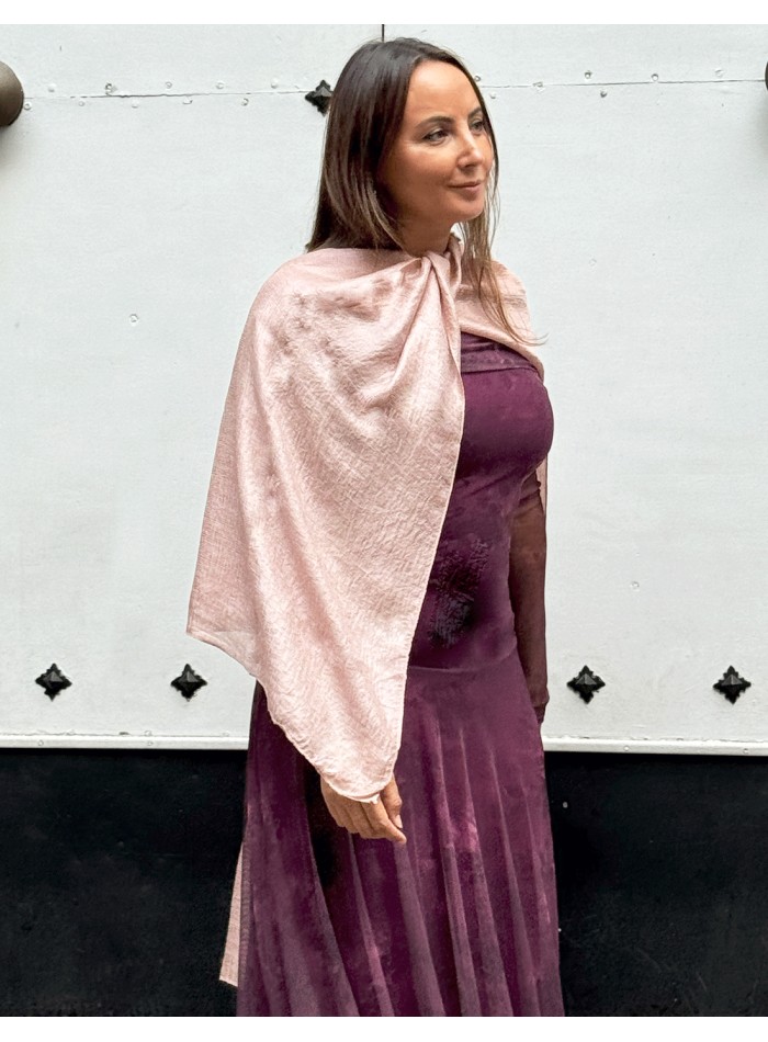 Chal para invitada con textura satinada rosa