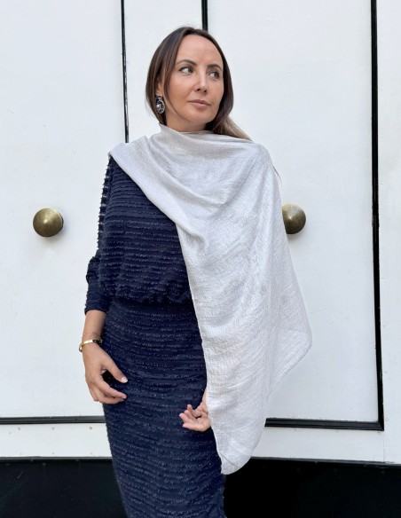 Chal de fiesta plateado con textura brillante