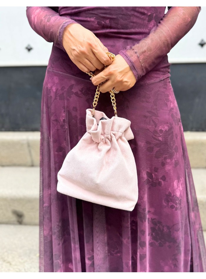 Bolso bombonera efecto ante con cadena color rosa claro