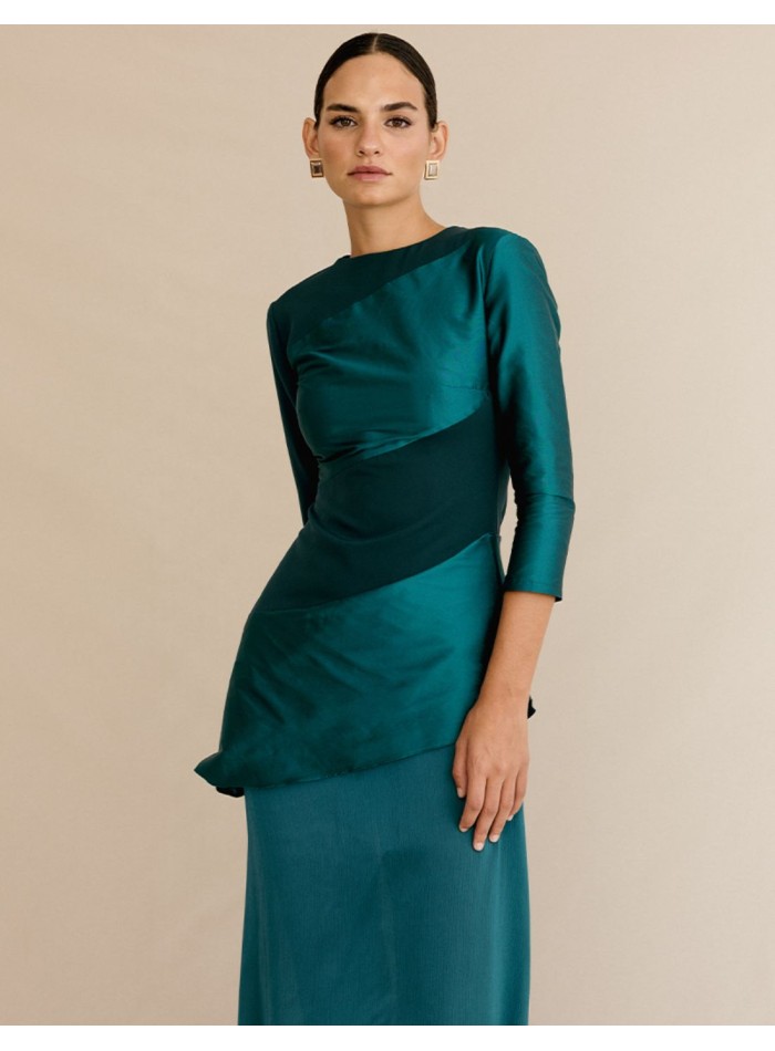 Robe de soirée avec un mélange de tissus et une...