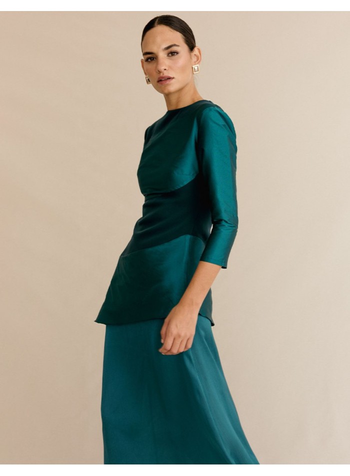 Robe de soirée avec un mélange de tissus et une...