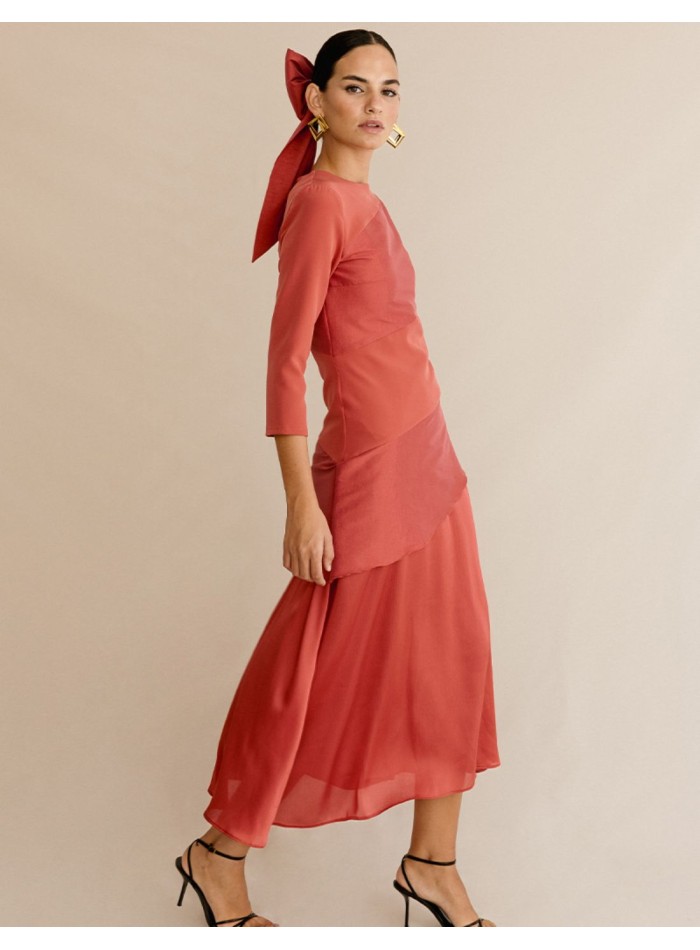 Vestido de fiesta con mezcla de tejidos y falda de gasa para invitada de boda