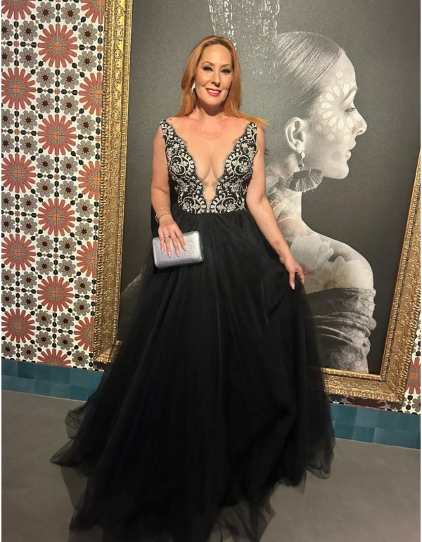 Vestido largo de gala con cuerpo de encaje y falda de tul