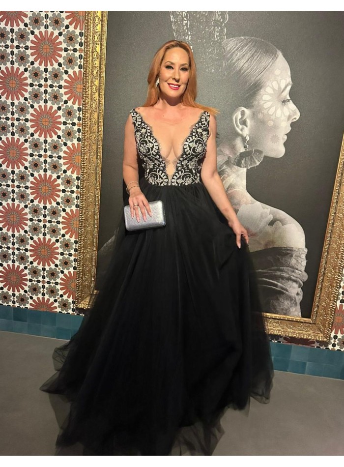 Vestido largo de gala con cuerpo de encaje y falda de tul
