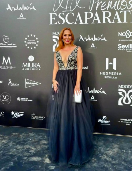 Vestido largo de gala con cuerpo de encaje y falda de tul color negro