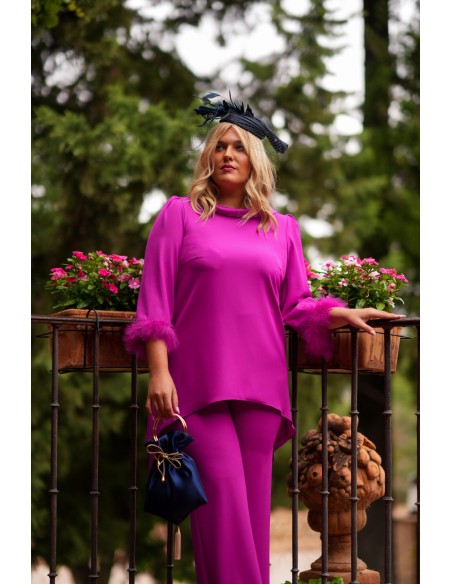 Conjunto de pantalón y casaca con detalle de plumas para invitada de otoño Conjunto de pantalón y casaca con detalle de plumas para invitada de otoño