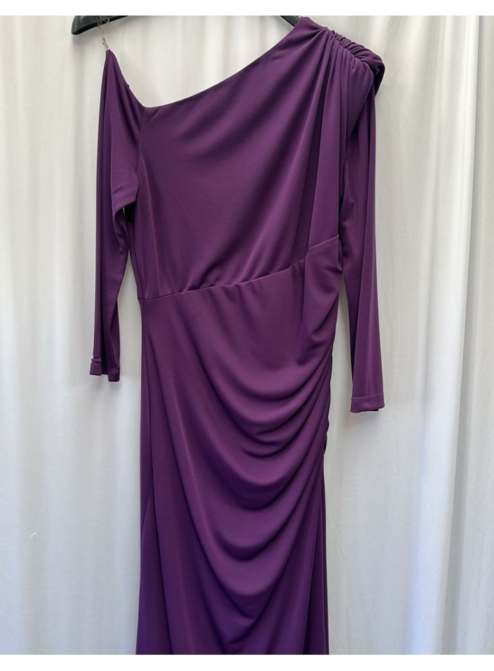 Vestido midi de punto con escote asimétrico y falda con vuelo berenjena
