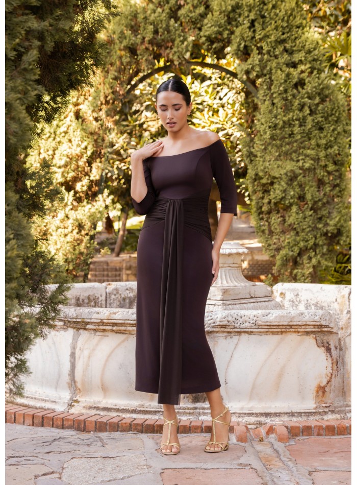 Vestido de invitada midi con escote bardot y detalle nudo en la cintura marron