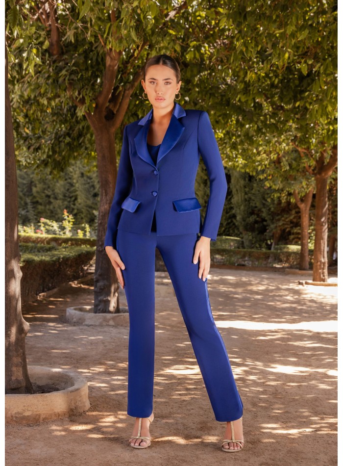 Conjunto de tres piezas con blusa, pantalón y chaqueta para invitada