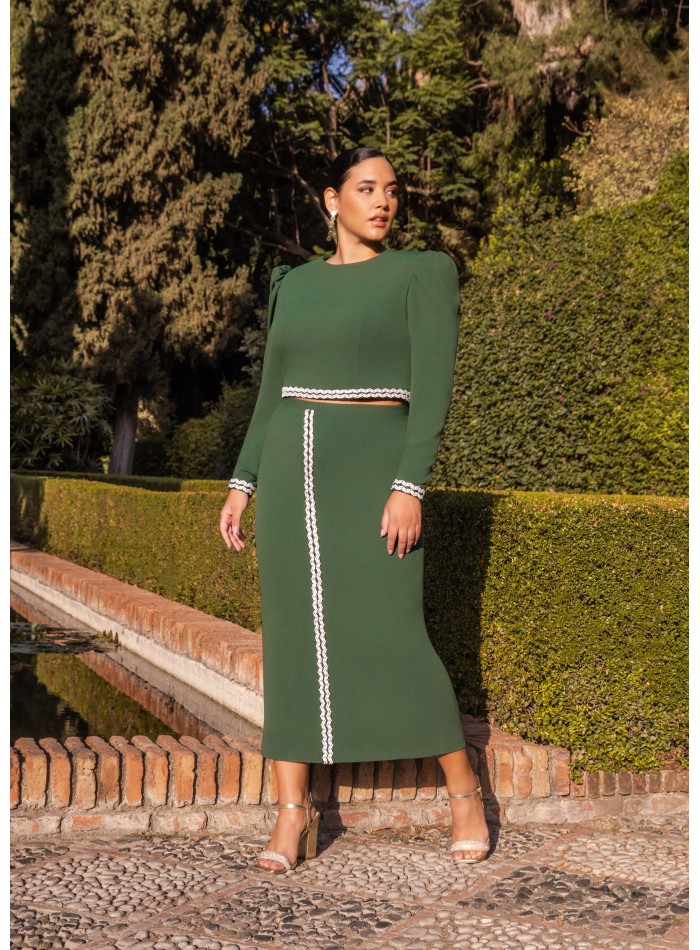 Conjunto de top y falda para invitada con detalles de pasamanería