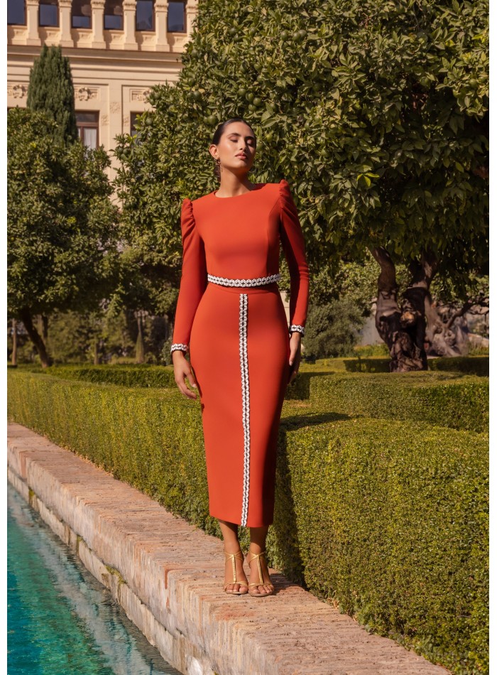 Conjunto para invitada de top y falda con pasamanería
