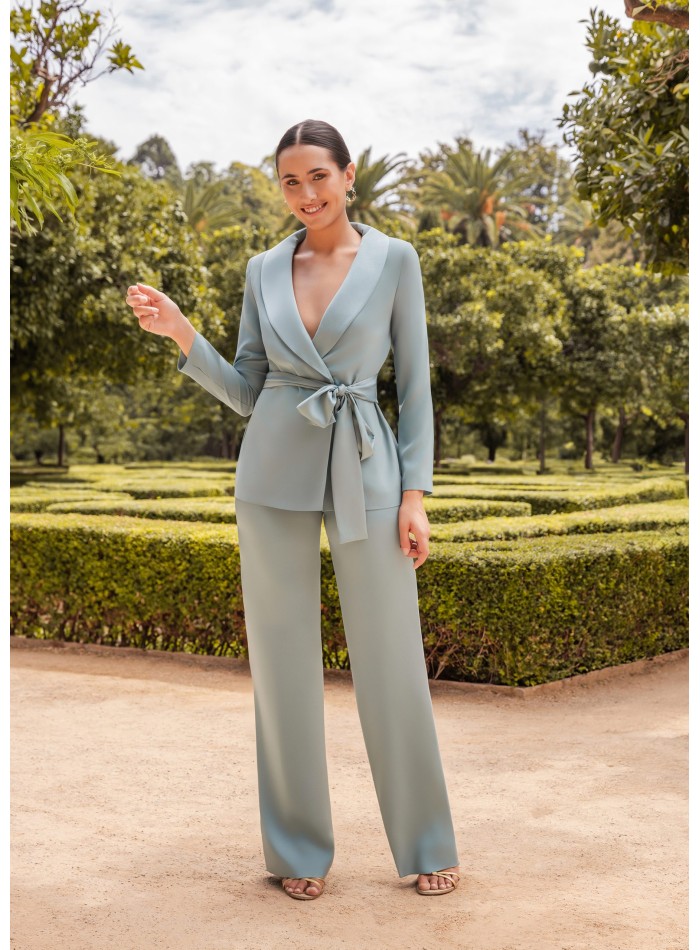 Traje de invitada con lazada y escote en pico