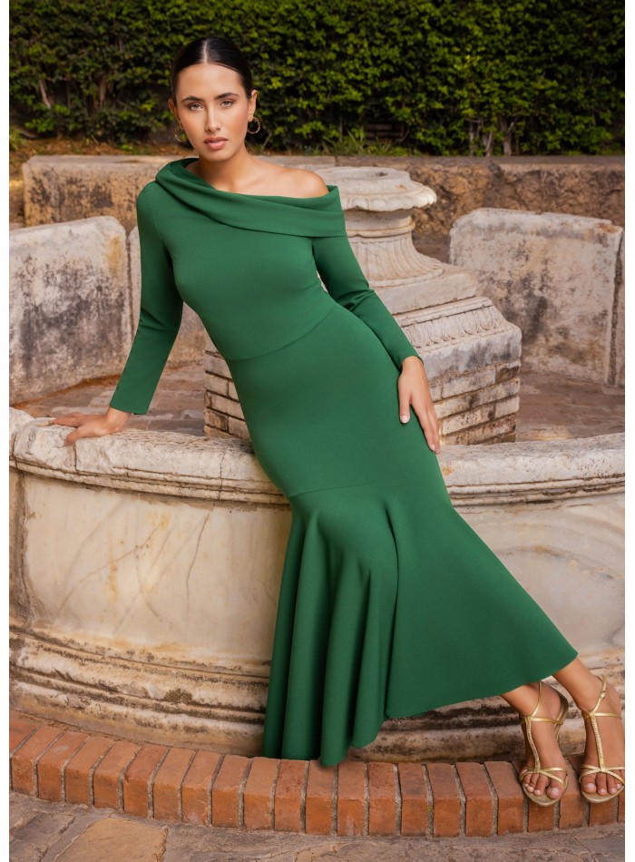 Conjunto midi de invitada con escote asimétrico y falda de vuelo verde