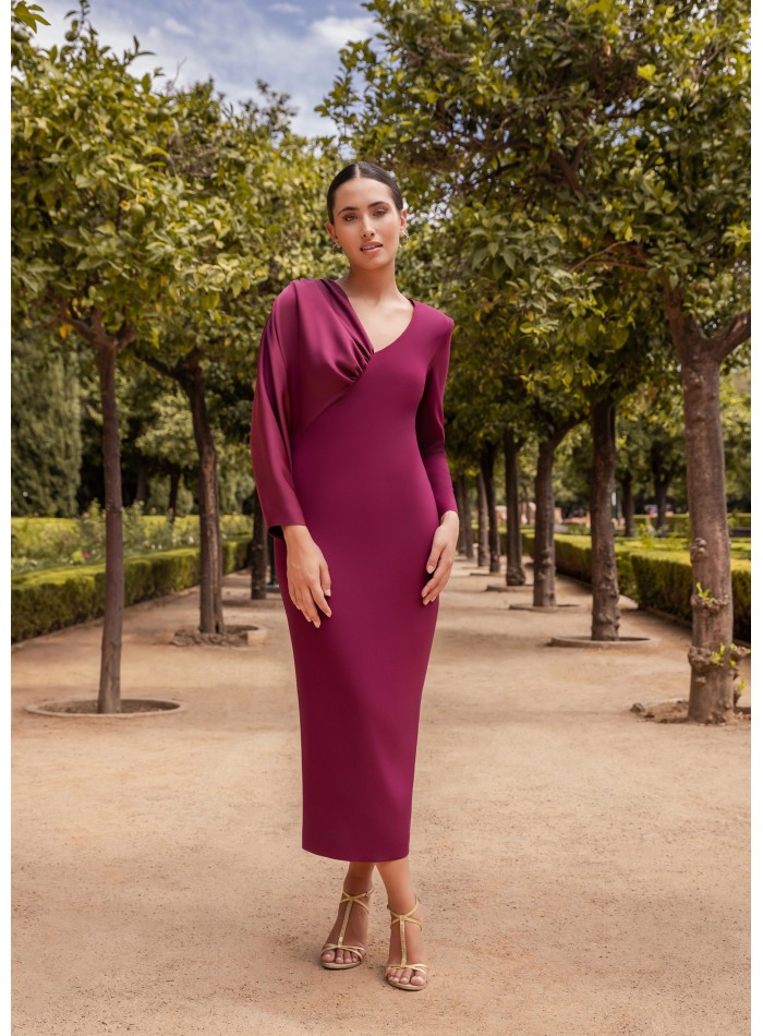 Vestido midi de invitada con manga satinada y escote en pico