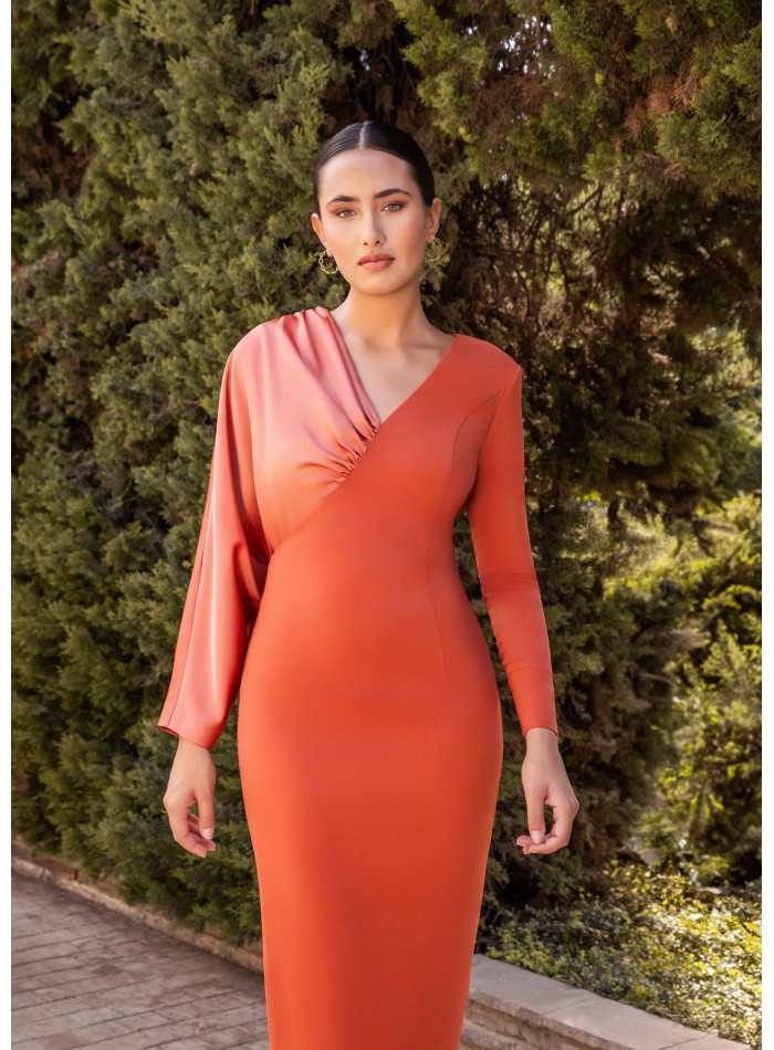 Vestido midi para invitada con manga larga satinada elegante