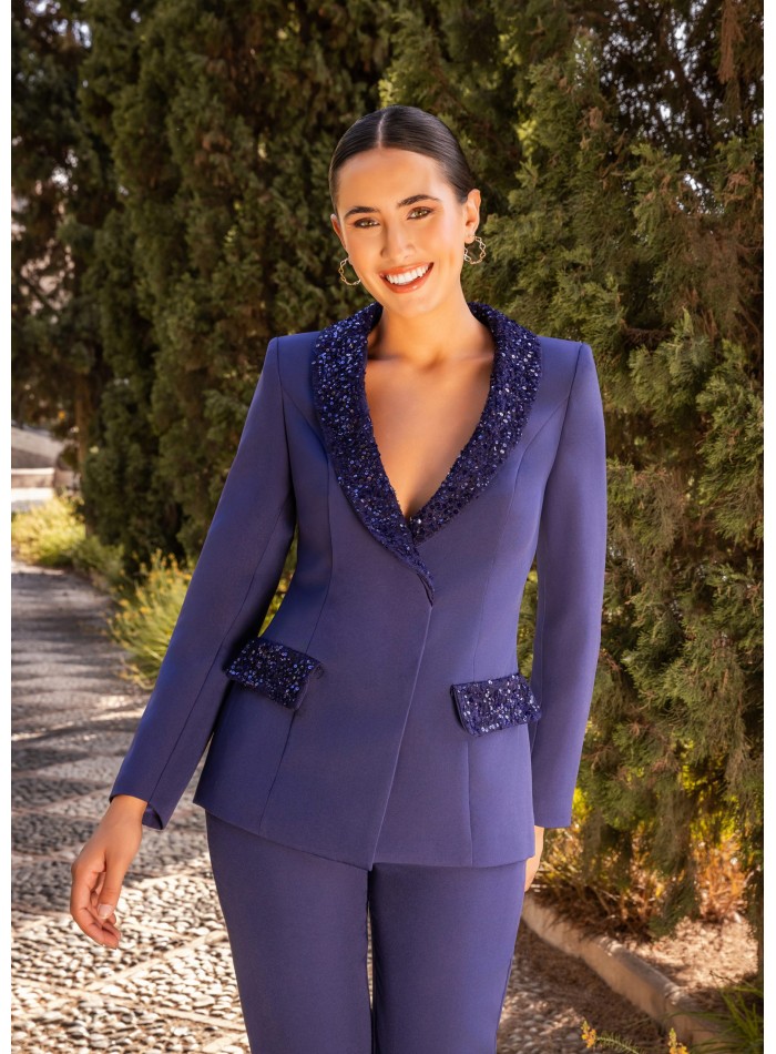 Traje de chaqueta para invitada con detalles de lentejuelas para boda