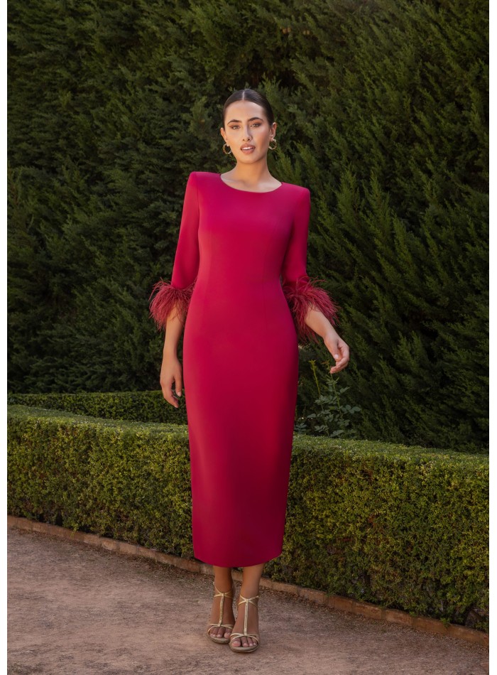 Vestido midi para invitada con manga francesa y puño de plumas