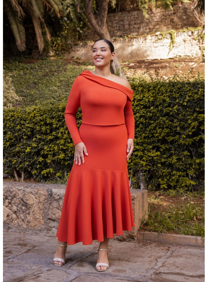 Conjunto de invitada con falda midi y escote asimétrico