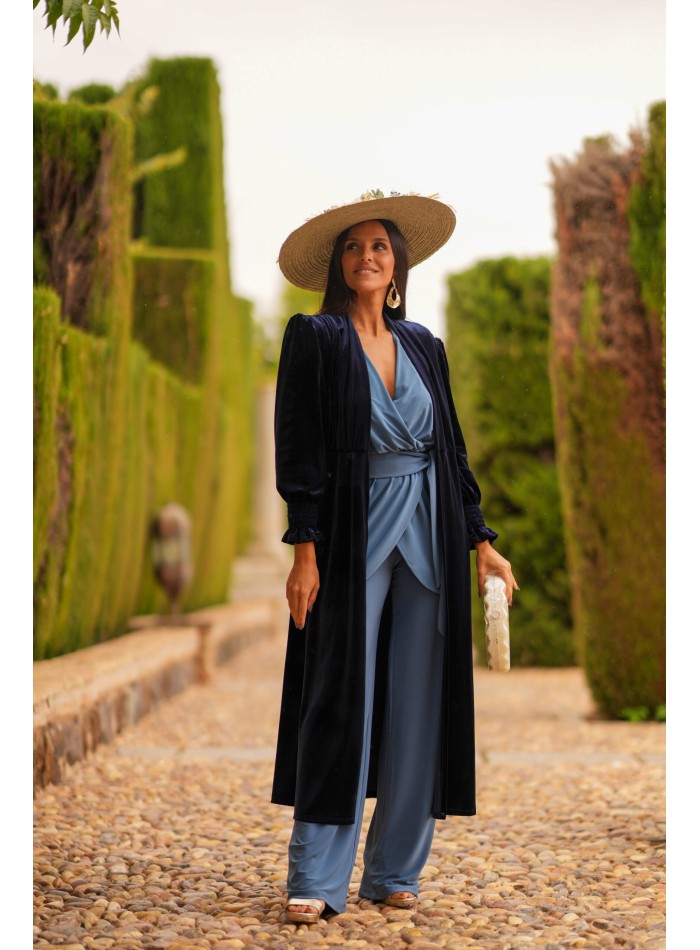 Conjunto de chaqueta cruzada y pantalón recto con fajín para invitadas