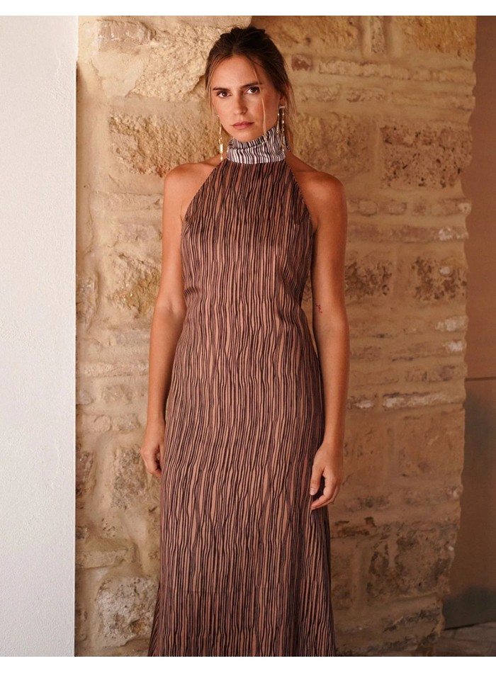 Long guest dress with open back and bow at the...