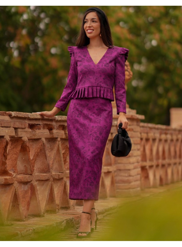 Ensemble composé d'une jupe et d'un jabot avec un péplum à la taille
