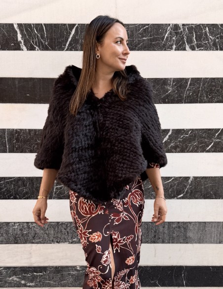 Capa larga de conejo trenzado marrón — elegancia artesanal y abrigo natural