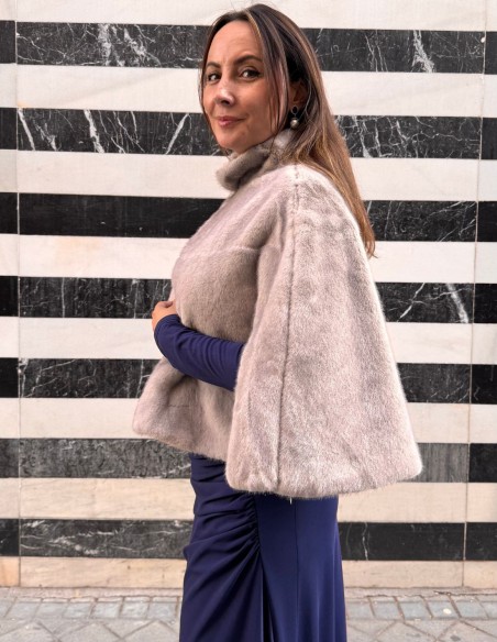 Capa corta de invitada de pelo sintético en color gris Capa corta de invitada de pelo sintético en color gris