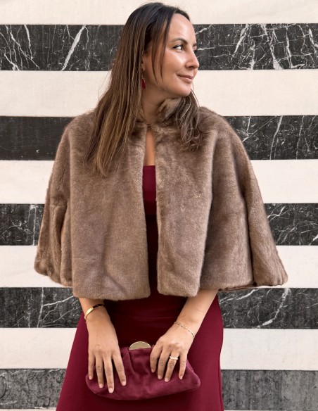 Capa de pelo sintético marrón para invitada Capa de pelo sintético marrón para invitada