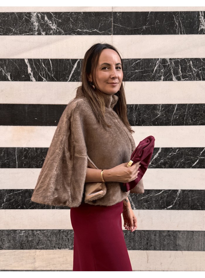 Cape en fausse fourrure marron pour les invités
