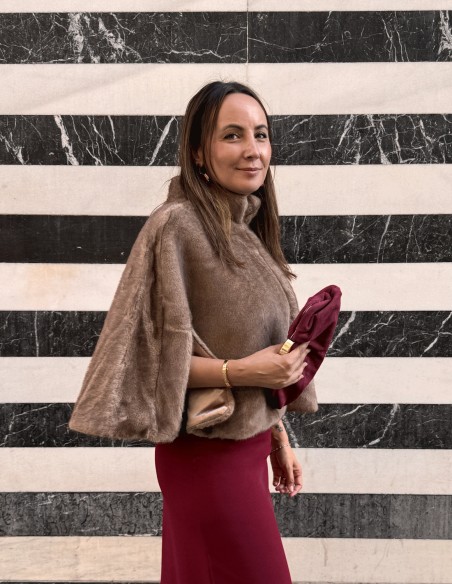 Cape en fausse fourrure marron pour les invités