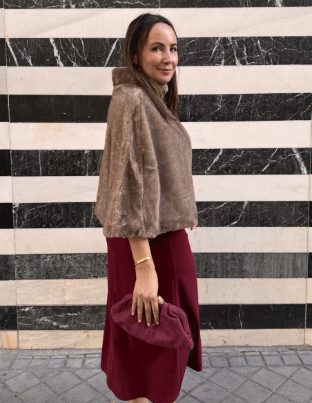 Cape en fausse fourrure marron pour les invités