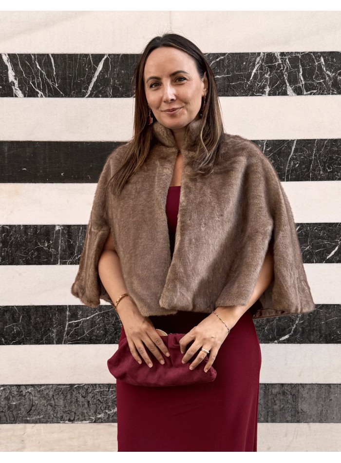 Capa de pelo sintético marrón para invitada