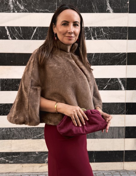 Capa de pelo sintético marrón para invitada