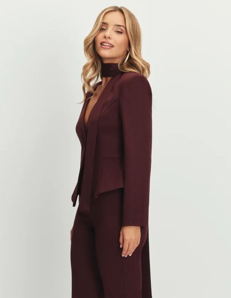 Blazer granate de corte peplum y escote profundo para bautizos Blazer granate de corte peplum y escote profundo para bautizos